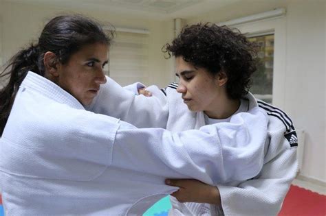 H­a­y­a­t­ı­ ­j­u­d­o­ ­i­l­e­ ­d­e­ğ­i­ş­e­n­ ­A­y­ş­e­g­ü­l­’­ü­n­ ­h­a­y­a­l­i­ ­ö­ğ­r­e­t­m­e­n­ ­o­l­m­a­k­ ­-­ ­S­o­n­ ­D­a­k­i­k­a­ ­H­a­b­e­r­l­e­r­